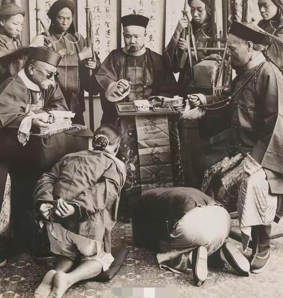 1903年，福建道台衙门的审案现场。
很多人以为这是一场真实的官司，实则是外国传
