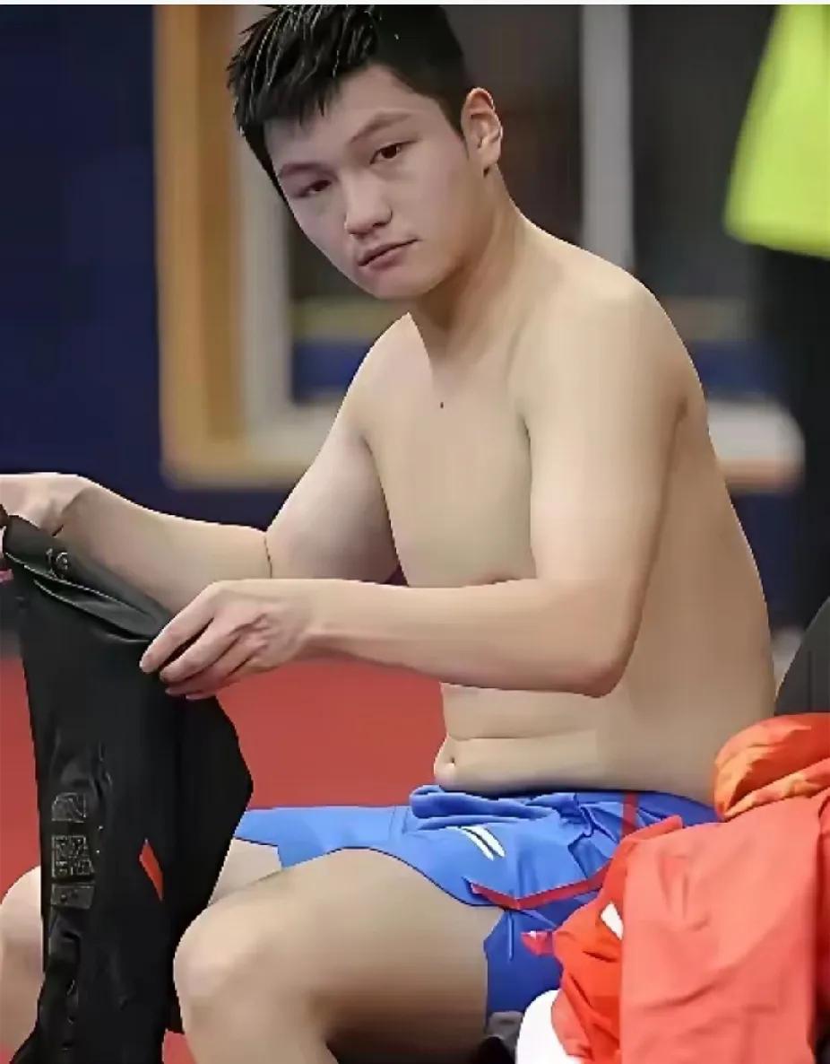 救命🆘 考古到樊振东15岁换衣服的老照片，直接被可爱到满地乱爬！
 
刚打完比
