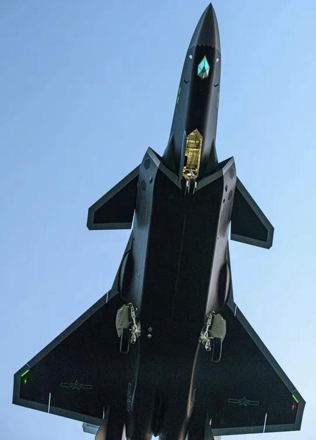 为啥歼-20这么贵？因为配置拉满了，别的不说，每一架歼-20机头底部的这颗大钻石