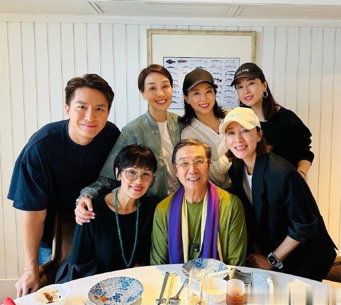 TVB《名媛望族》众主演重聚，老同事感情蛮好。