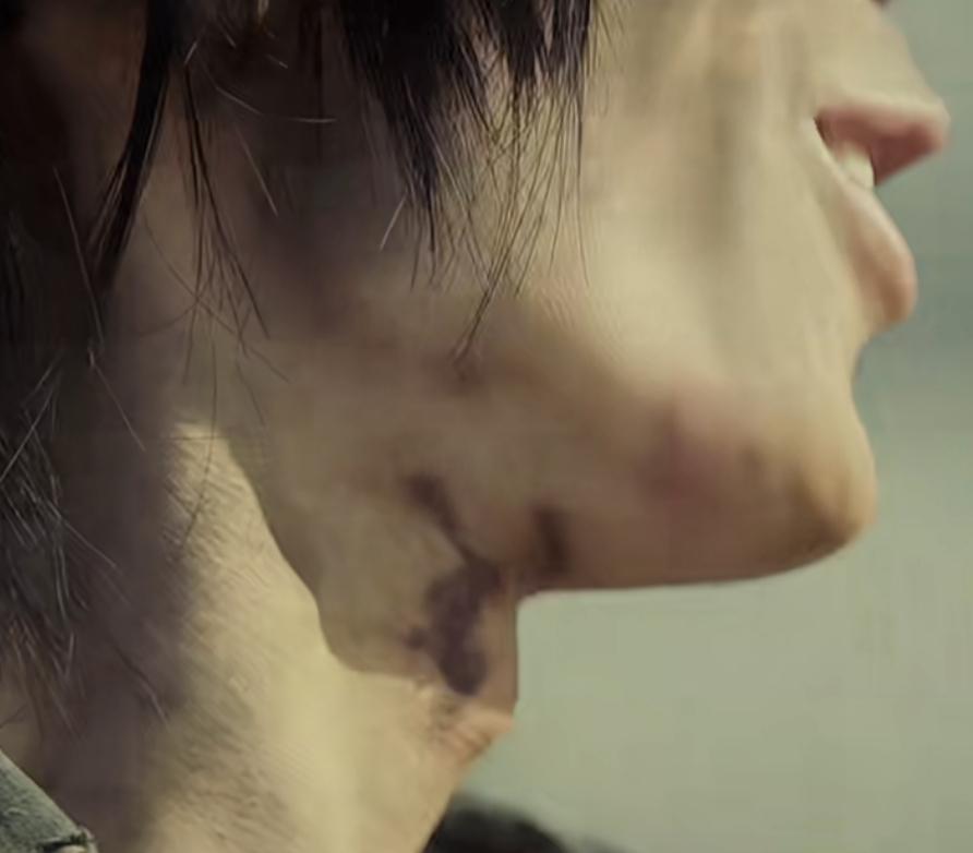 女人只是看了一眼路边的残疾小乞丐 ，
竟认出他就是自己失散多年的亲弟弟 ，
这一