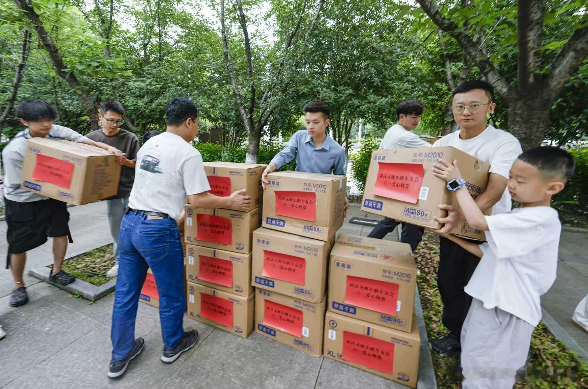 武汉车友首次奔现选在儿童福利院 因车相聚，与善同行。这个六一，武汉、南宁两地小鹏