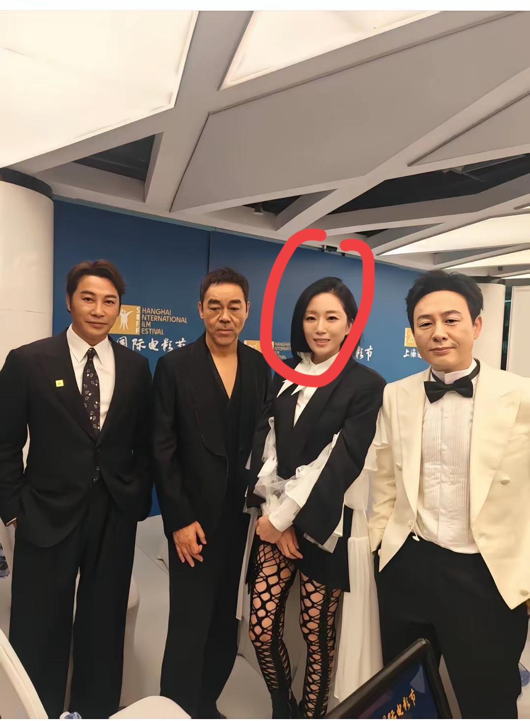 中间这位女神是谁？其余几位我认识