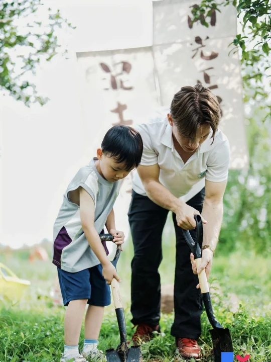 左滑！孩子夏令营的外教老师神似小李子啊