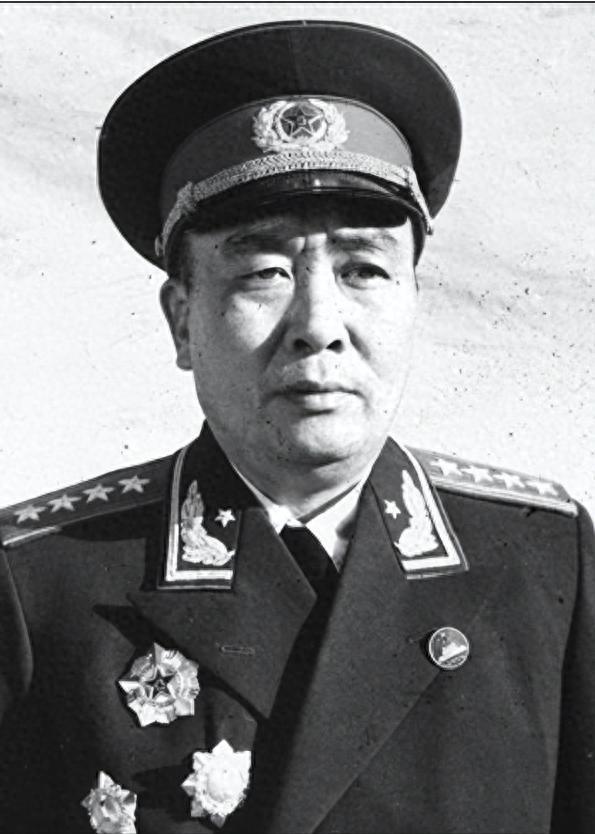 谭政发现刘亚楼的名字在自己前面，沉思过后说：以后别写我名字了
原标题谭政发现刘亚