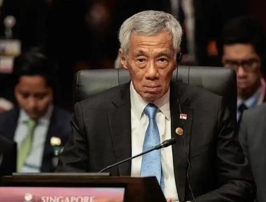 川普为何变“聪明”了？很有可能躲在川普背后的那个“暗鬼”就是新加坡。因为中国海南