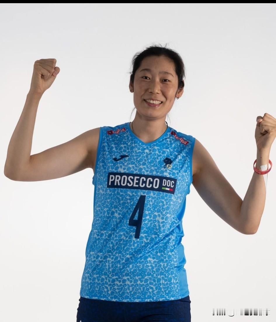 这是科内参加世俱杯战服！
蓝、黄、白，3种颜色！
款式设计谈不上多好看，只能说简