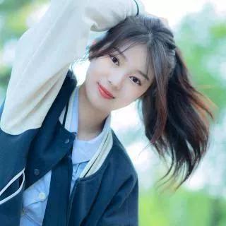阳光下的校园少女，青春洋溢的笑容😊