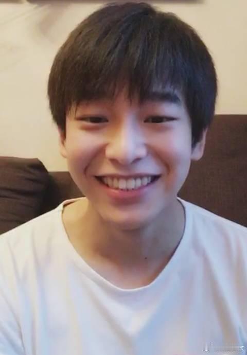 #彭昱畅直播回应黄磊做饭好吃#彭昱畅在今晚的30岁生日直播上，看见有人问黄老师做