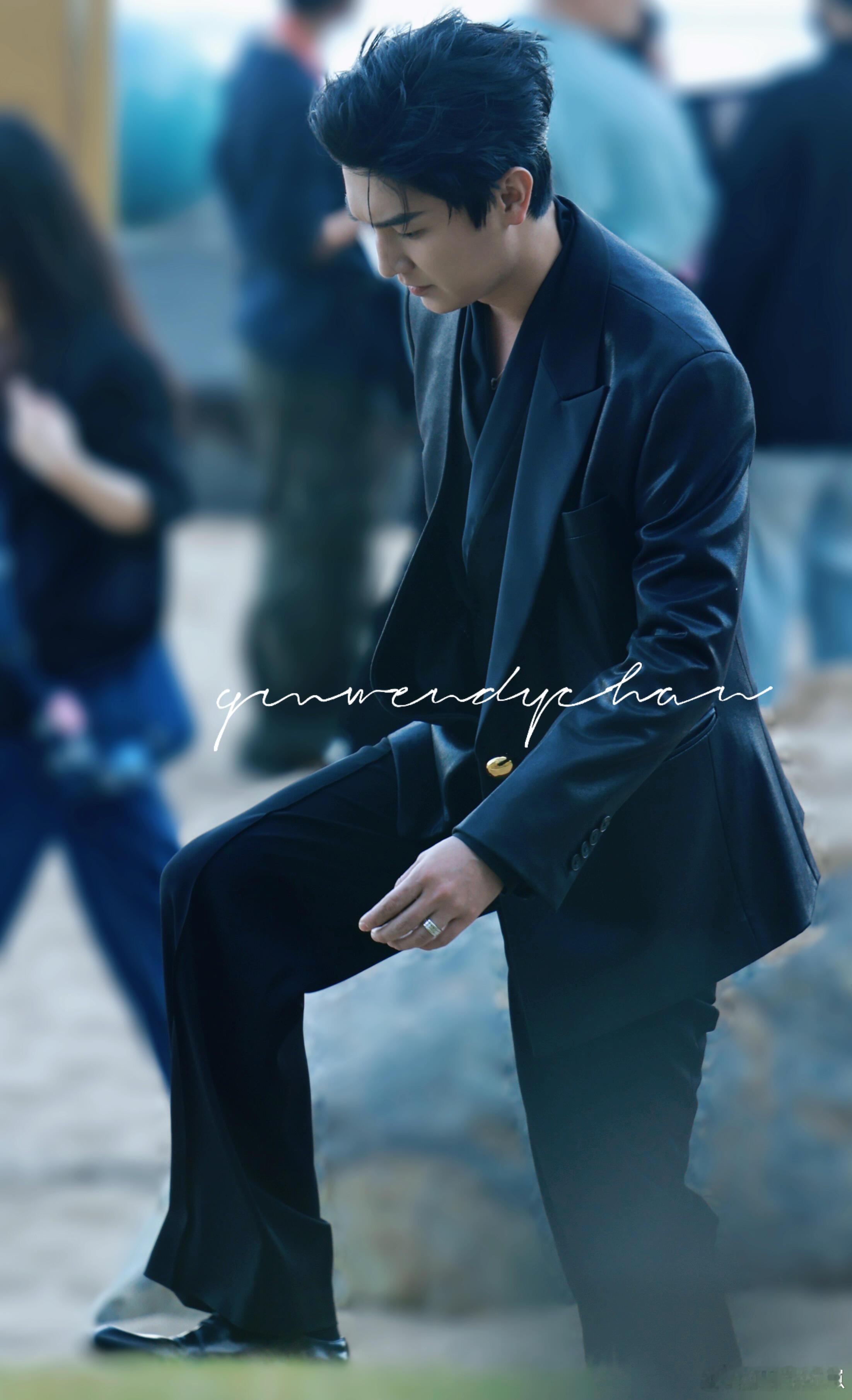 杨旭文红毯造型被识别AI 杨旭文的红毯造型真的太有记忆点了，高大的身材配上剪裁合