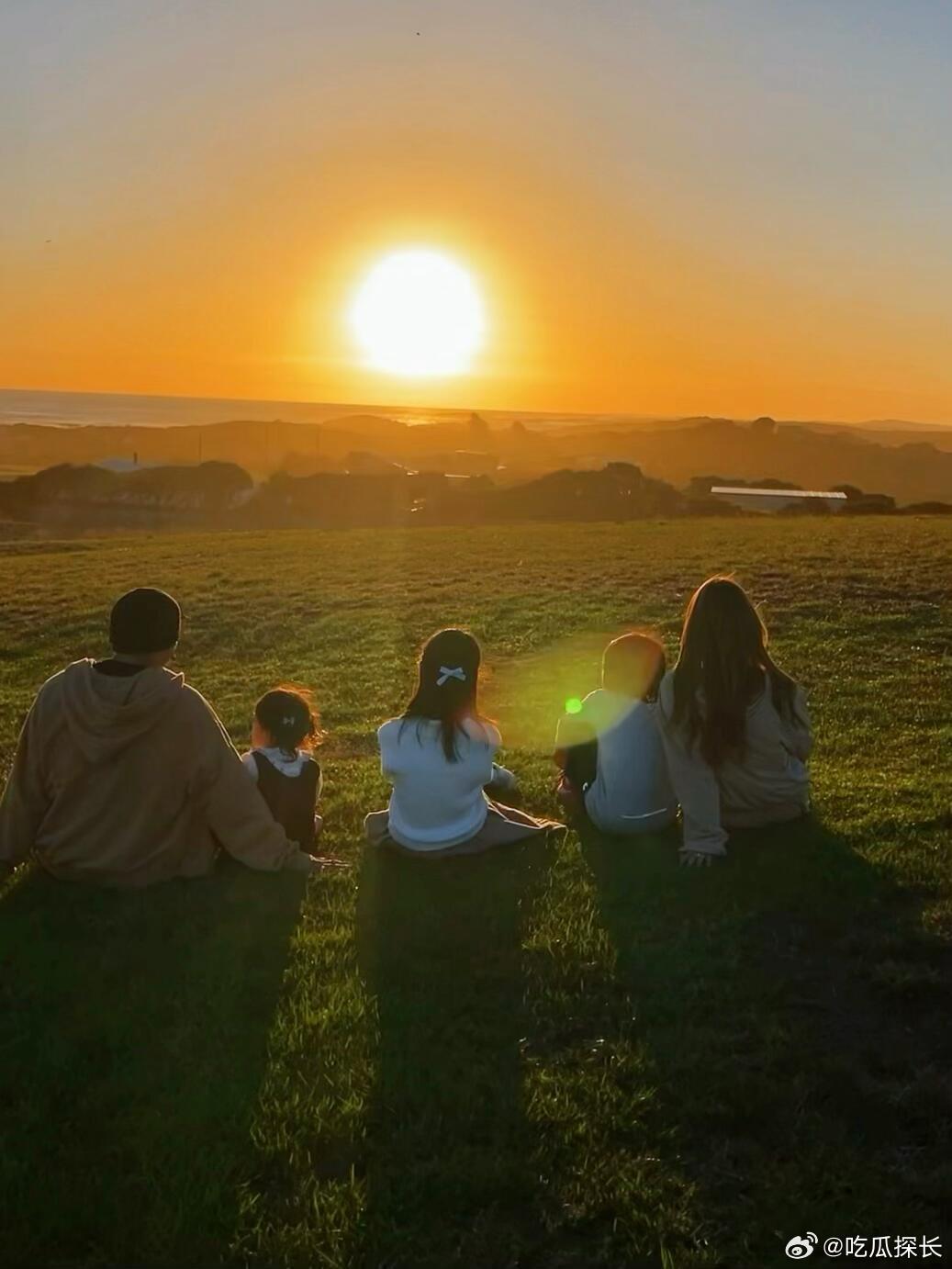 周杰伦昆凌一家五口背影照周杰伦昆凌一家五口看日落周杰伦昆凌带着三个孩子看日落、看