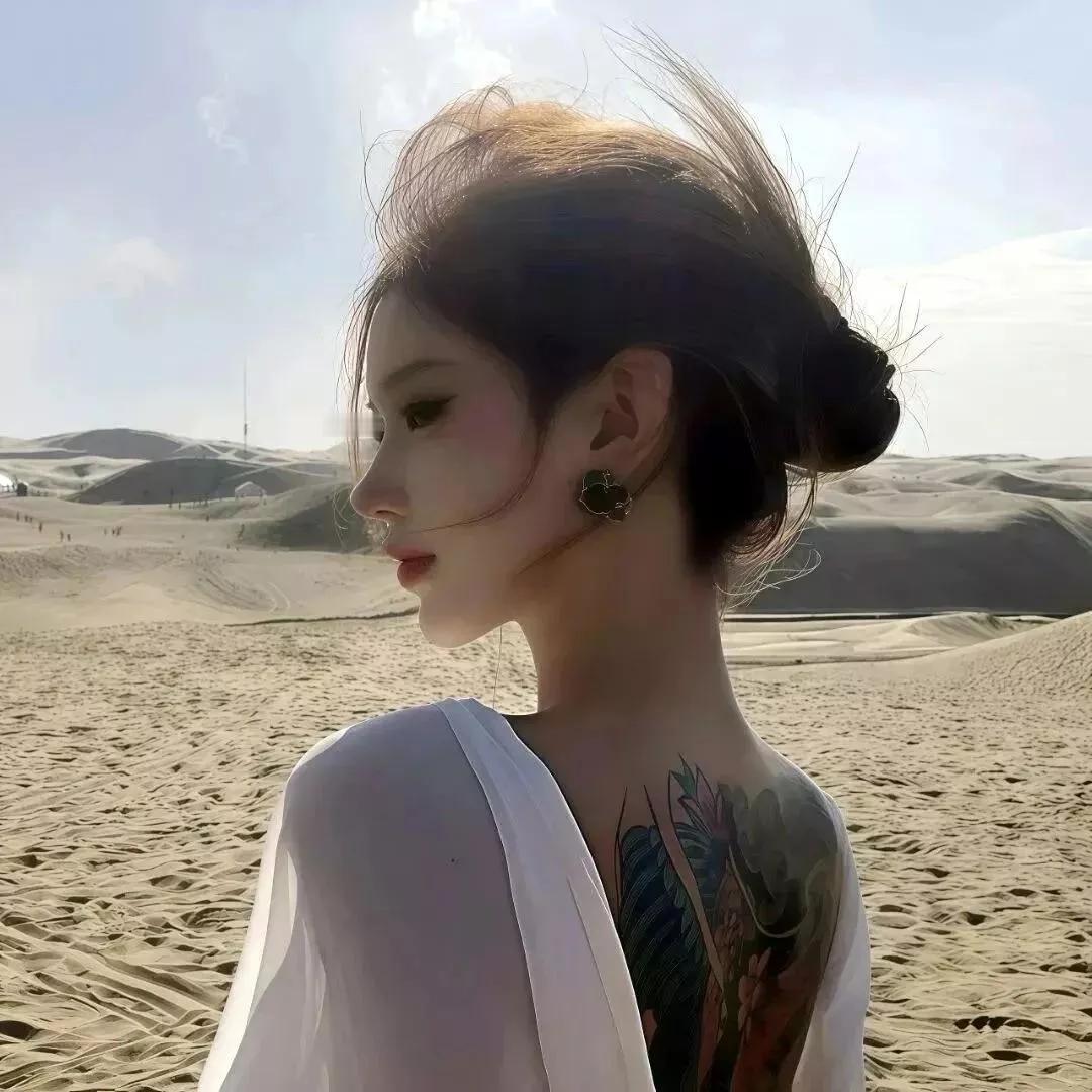 沙漠中的艺术之美：风中飘逸的裙摆，神秘的纹身，自然与艺术的完美融合。纹身美学之争