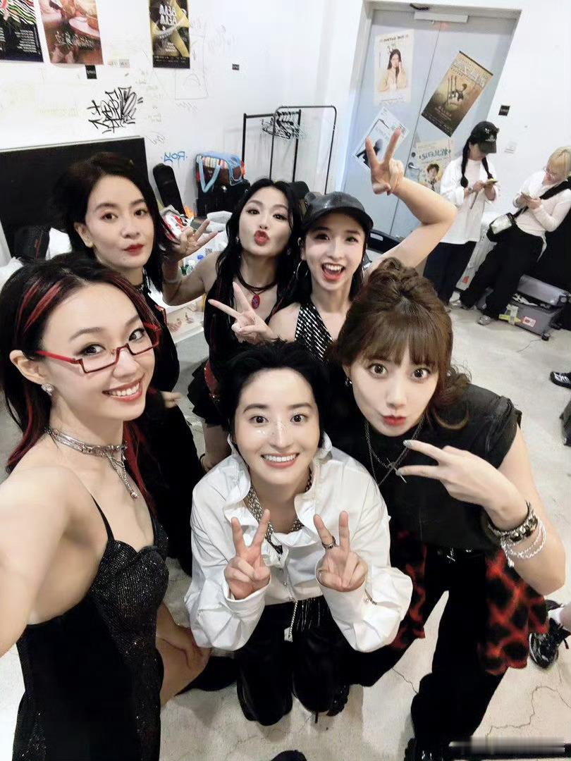 李艺彤李晟合照李艺彤蒋一侨都发了和李晟的生日合照，蒙组集合了！ ​​​