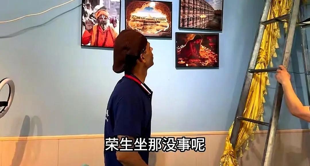 印度荣生在国内留学后，娶了国内的媳妇，在保定开了两家餐厅，引入了不少印度的餐饮人