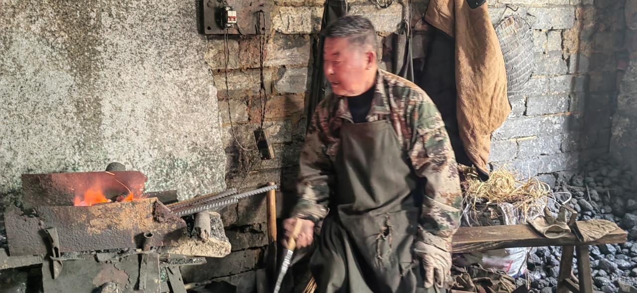 旧街后街，有一打铁铺，师傅81岁，依旧精神矍铄，打起铁来，浑身有劲。
老人不断说