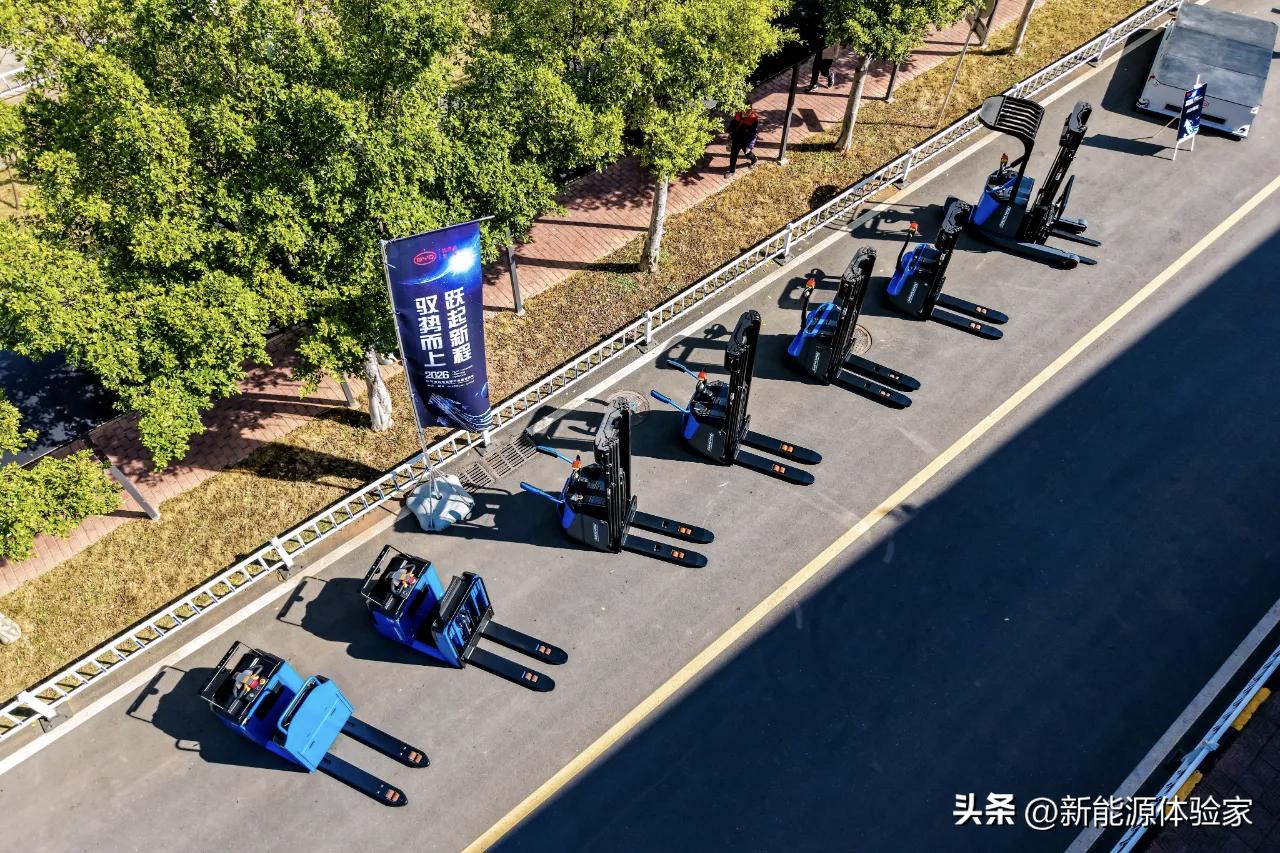 比亚迪钠电池不装汽车装叉车？这波操作藏着大棋！
 
锂电内卷到白热化，比亚迪居然