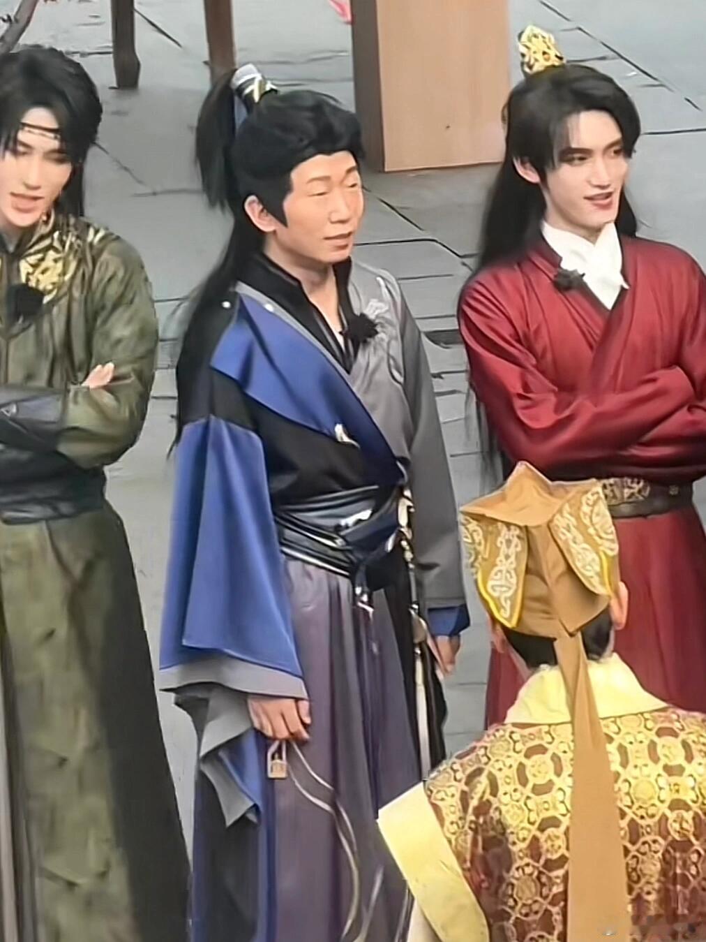 杨迪穿傅融的cos服杨迪cos傅融 杨迪穿傅融的cos服我真的笑死！杨迪cos傅