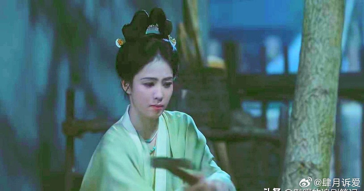 编剧是真没活儿了吗？新剧《莫离》里白鹿这操作，直接给我看傻了。 大半夜不睡觉，偷