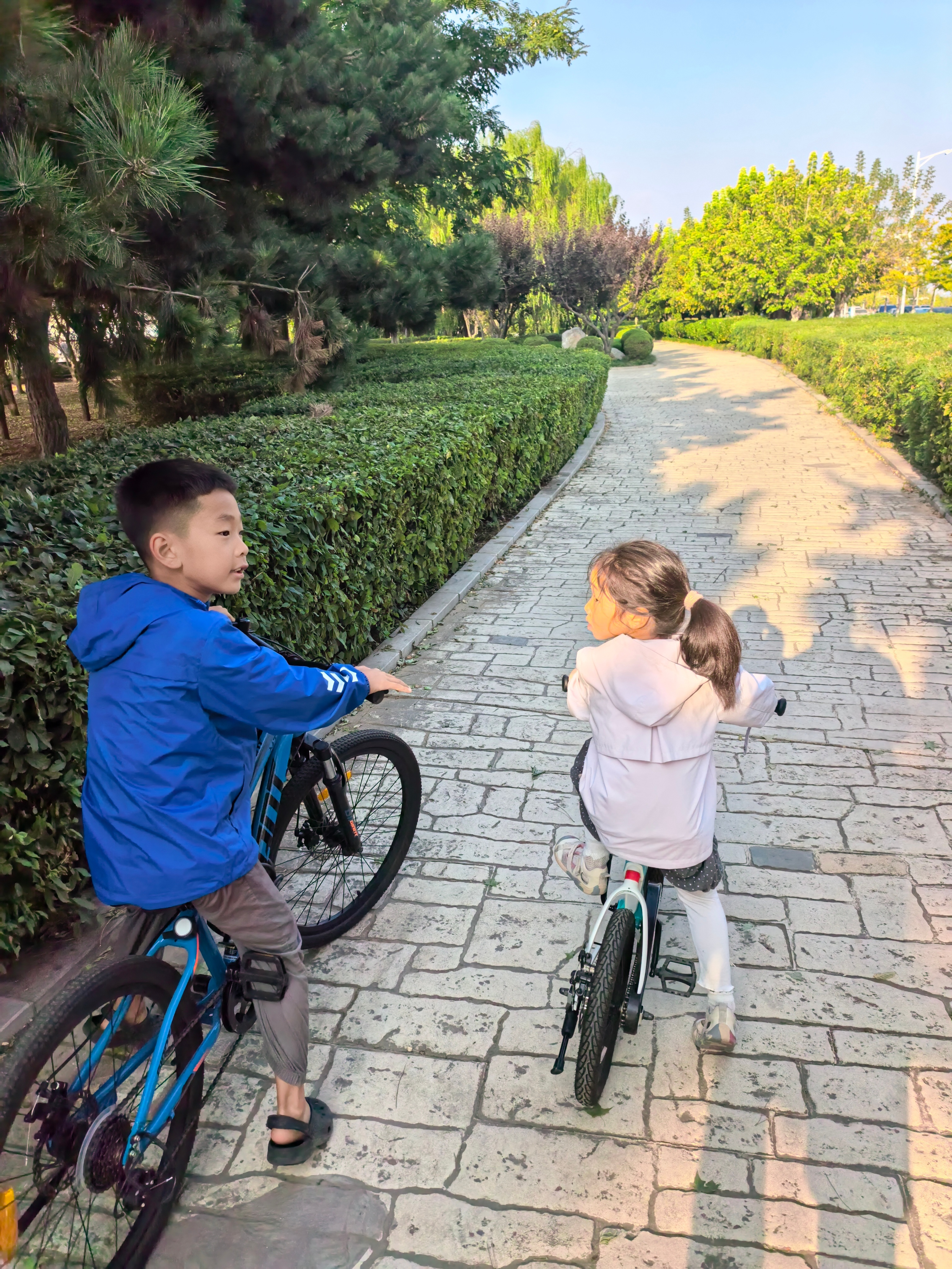 终于知道小孩为什么不会累了前额叶未发育成熟，缺乏疲劳预警机制，所以他们敢把最后1