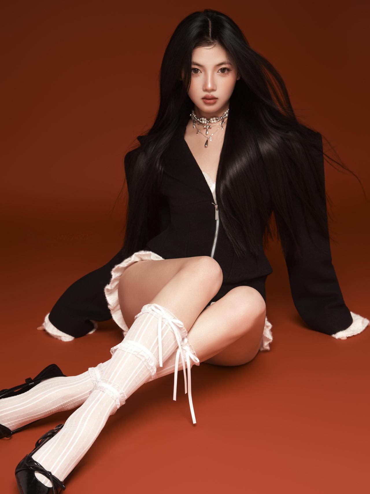 暖棕底色晕染成镜头里的暗调诗页，你披散长发，黑西装衬着蕾丝边的柔，裙摆轻扬时白袜