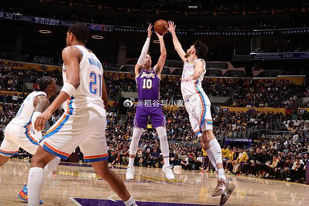 不说别的，就是雷迪克最后时刻的人员安排，我觉得湖人真得输。上的是詹姆斯、八村塁、