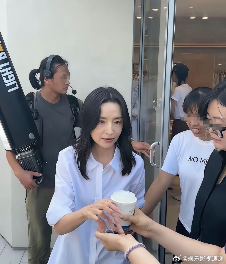 年入过亿的董洁，竟直播哭穷养不起15岁儿子？直接炸上热搜！ 2025年底直播里，