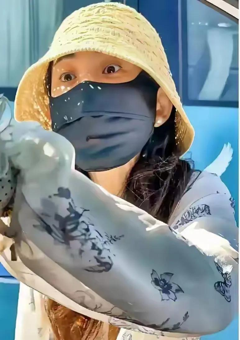 她已经受到法律的制裁了，也感受到了网暴的威力，她也已经为他自己的行为付出了代价，