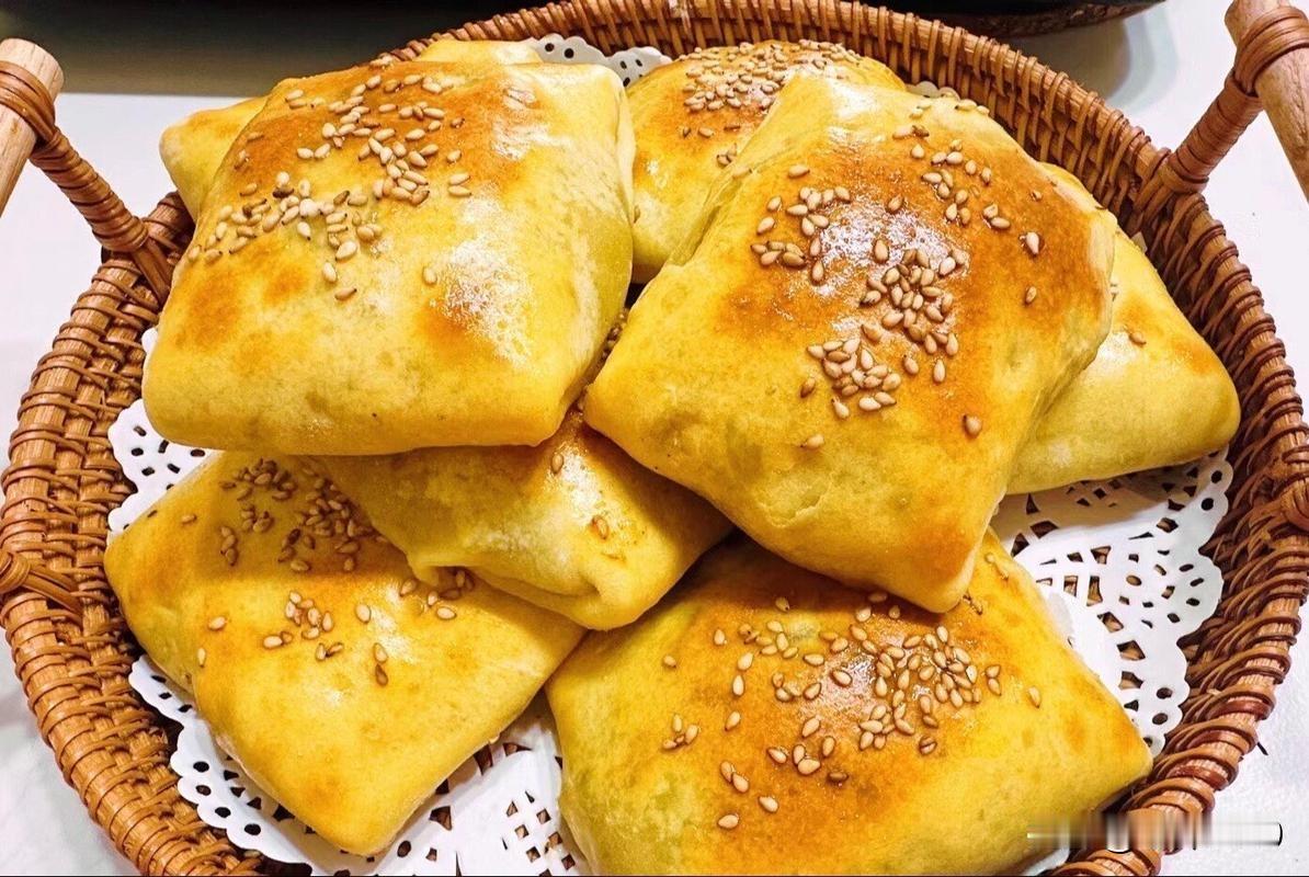 这很好理解，三个原因：
一个，是新疆本地特有的囊坑土，略带盐碱的土质成就了当地的