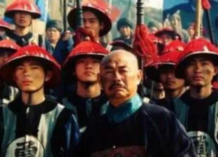 左宗棠将新疆收复后，回宫途中遭遇了崇文门太监的拦阻。这位太监自以为高高在上，让左