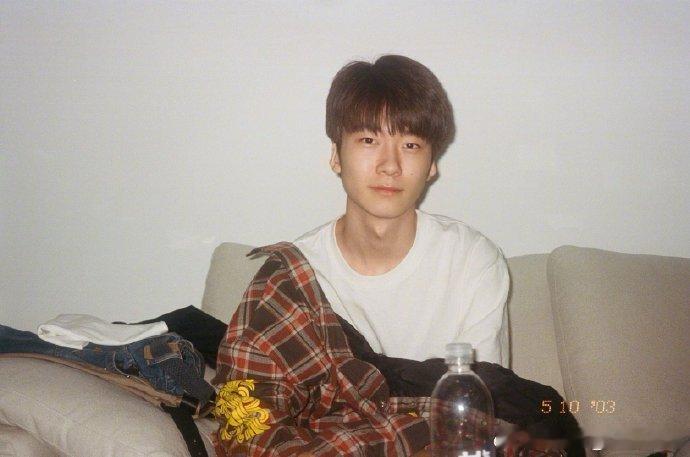 18 岁蜕变太惊人！身高超 1 米 9 挺拔修长，面部轮廓分明，成熟超模气质尽显