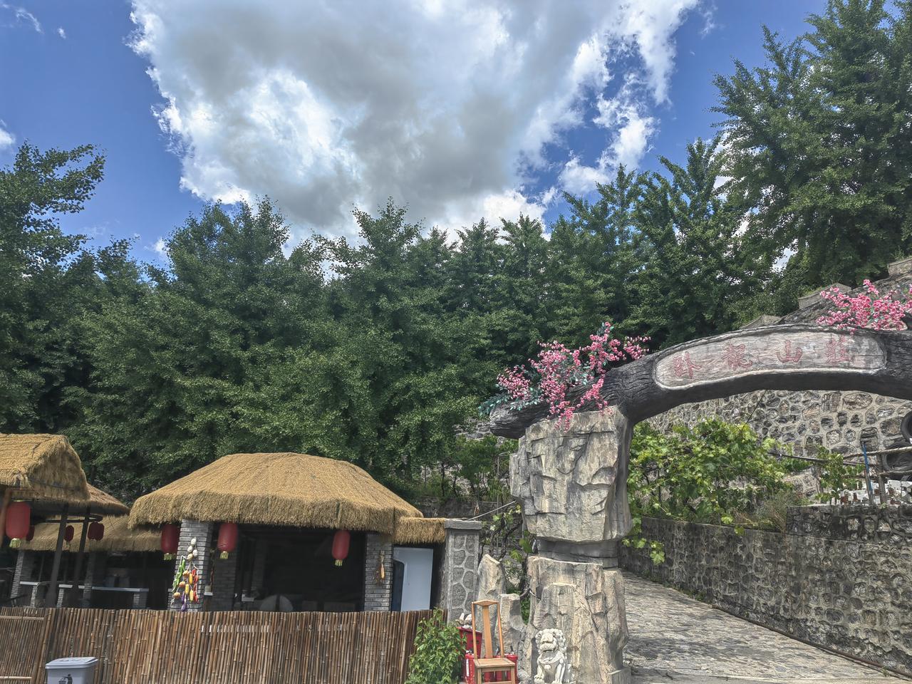 满城卧龙山风景区，是一个老景区，位于刘家台龙居村，海拔800以上，夏天温度在20