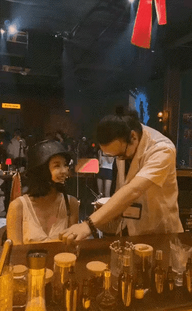 如此危险的表演，女子还有闲心笑呢，也不知道她心里到底是怎么想的，真正有智慧的人，