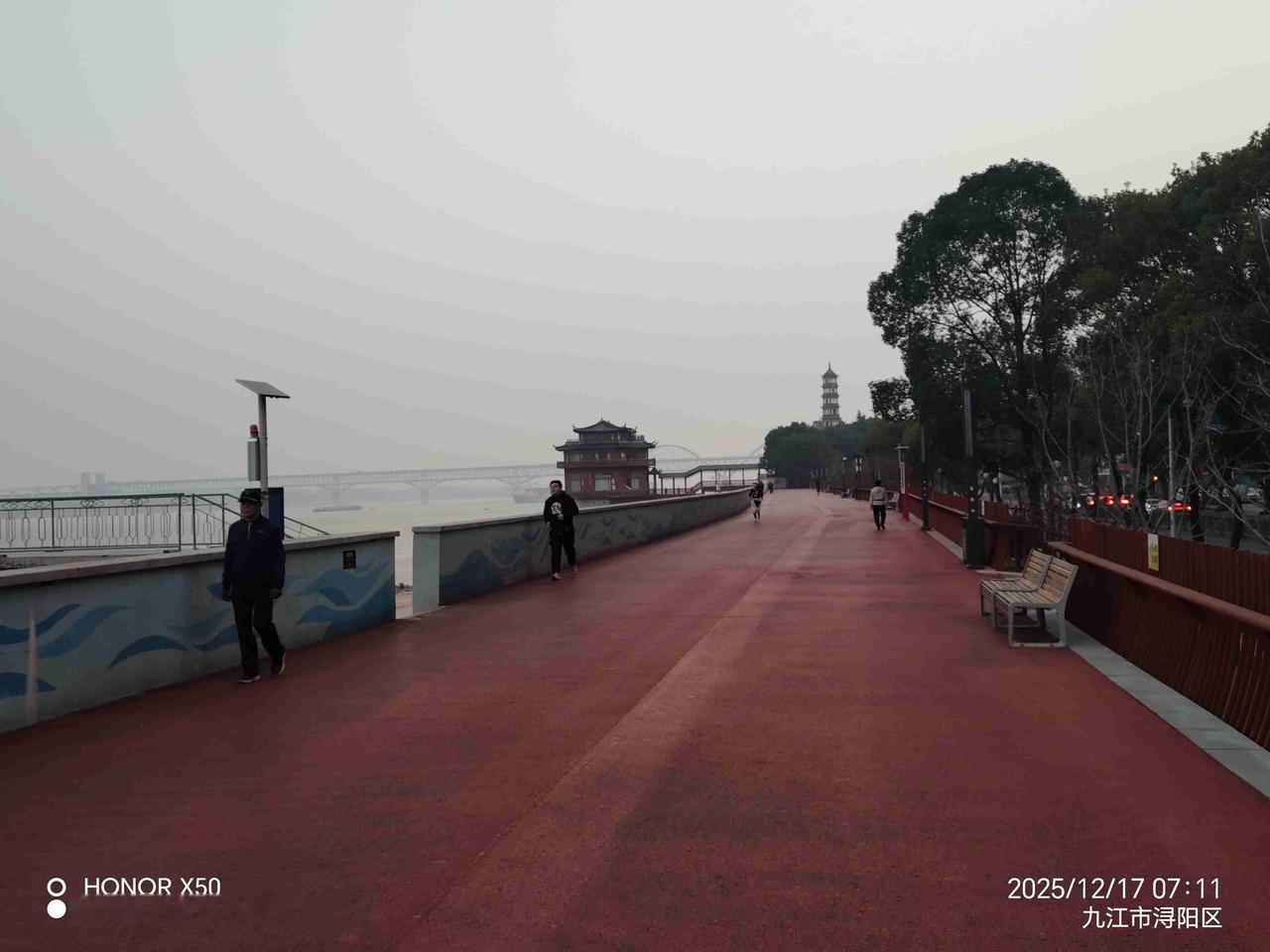 我的今日状态：😁轻松愉快
我这里的天气：🌤️多云2025年12月17日长江岸