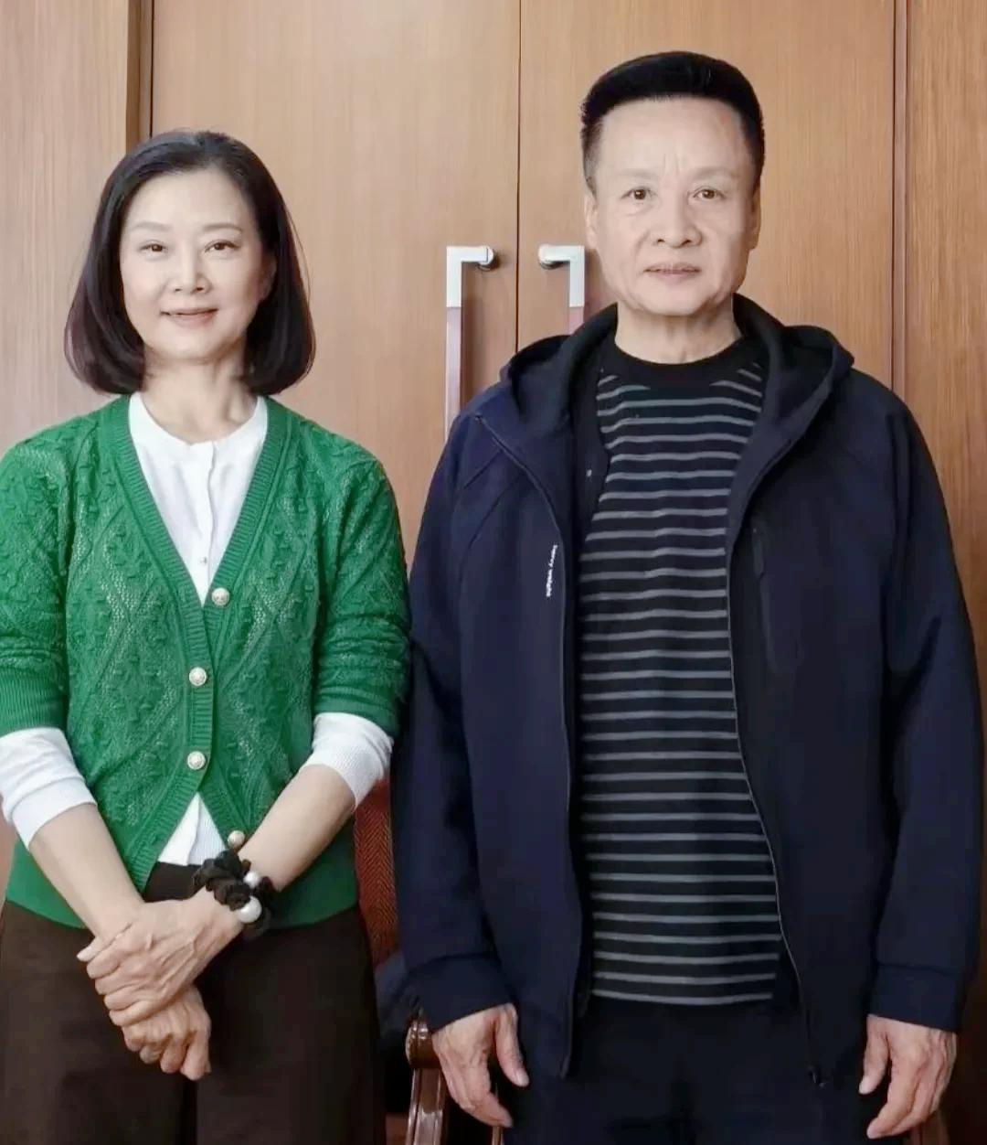 七零后八零后的人，谁家里没在除夕夜看过宋祖英和阎维文的春晚？
那时候全家围着电视