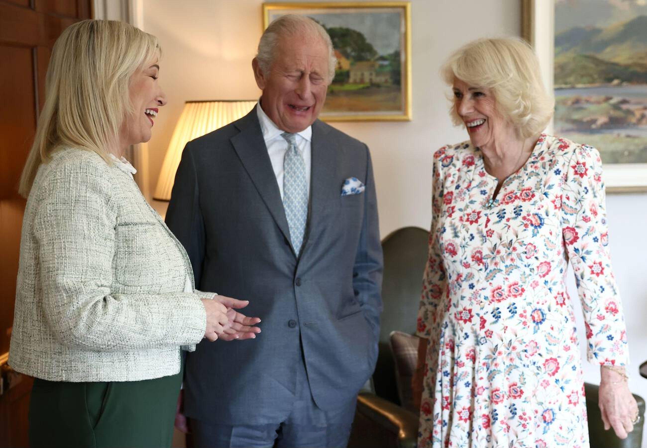 英国王室  今天查尔斯三世和卡米拉王后在北爱尔兰贝尔法斯特的希尔斯伯勒城堡分别会