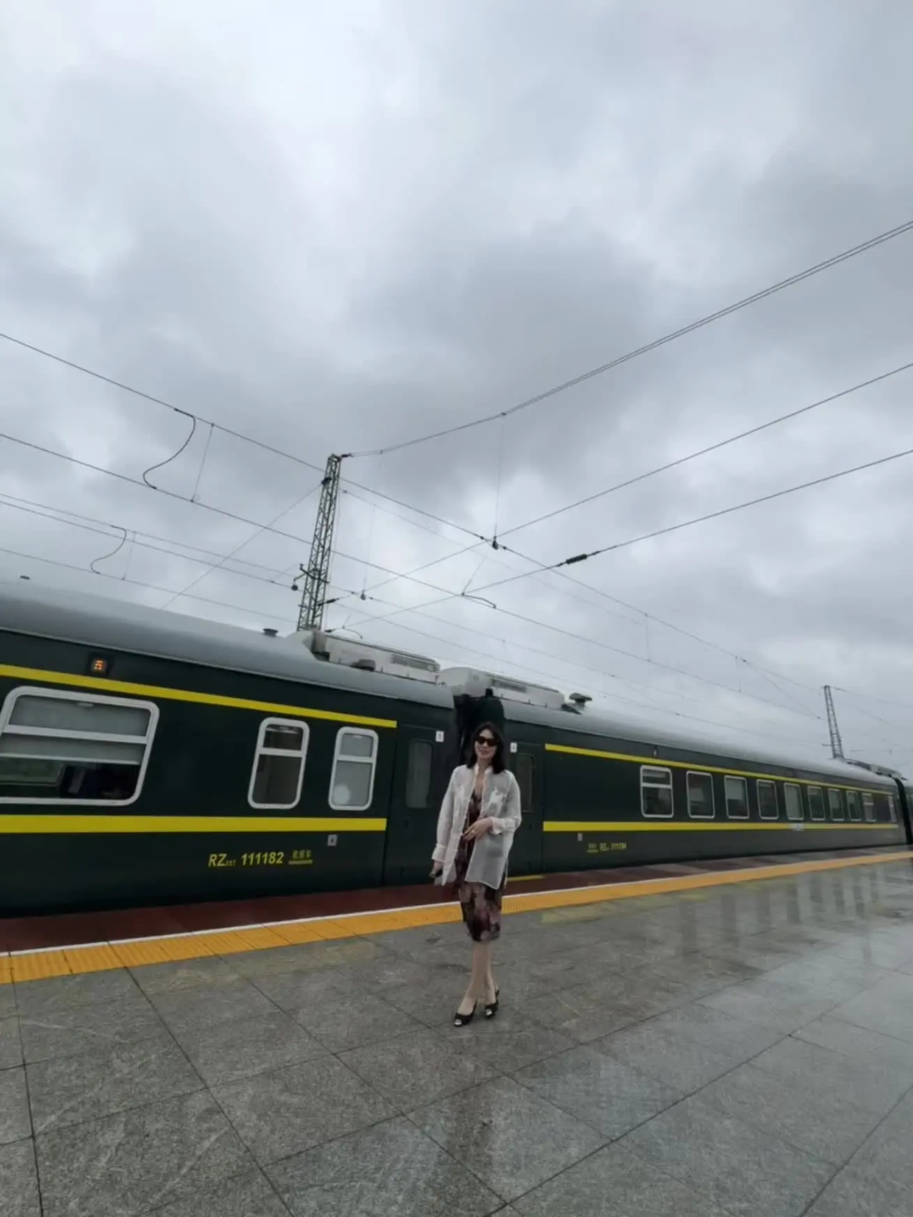 小县城里的绿皮火车🚞 有种情怀叫“绿皮火车”久违的绿皮火车，你多久没...