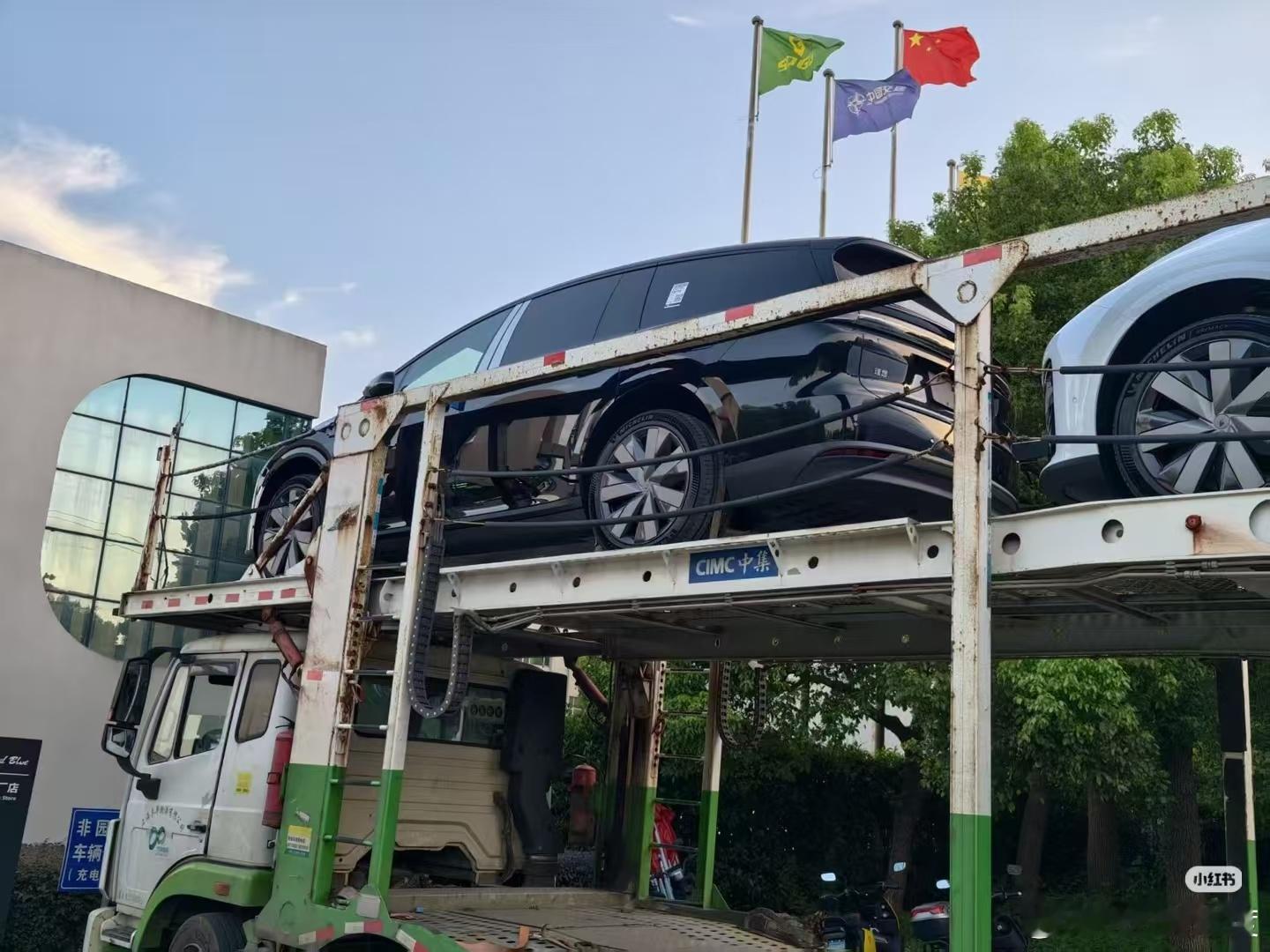 2026款理想i8已经在发运门店的路上了，门把手变成半隐藏式，其他外观几乎没有改