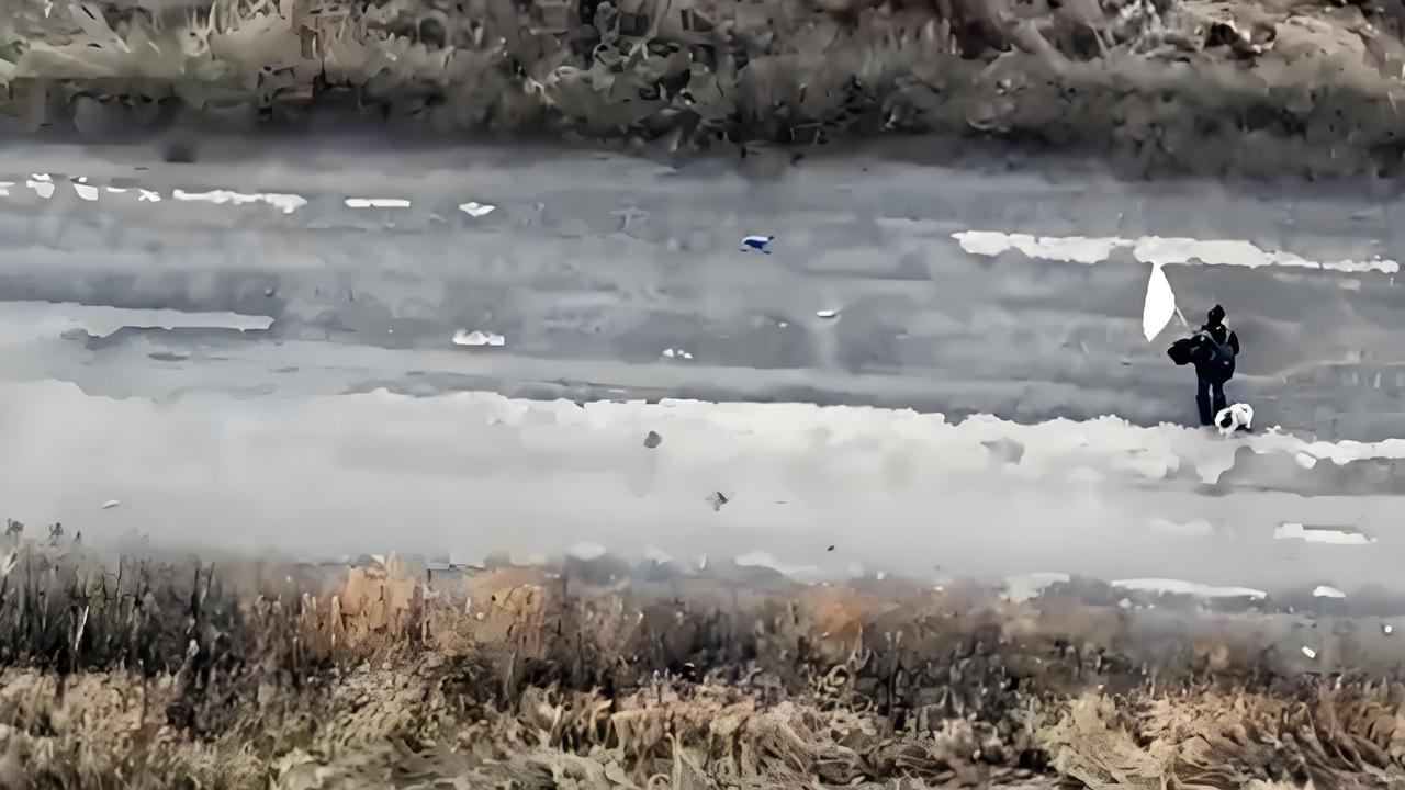 乌军杀害本国平民，视频记录血腥一幕
俄媒11月3日发布视频称，乌军正在用无人机猎