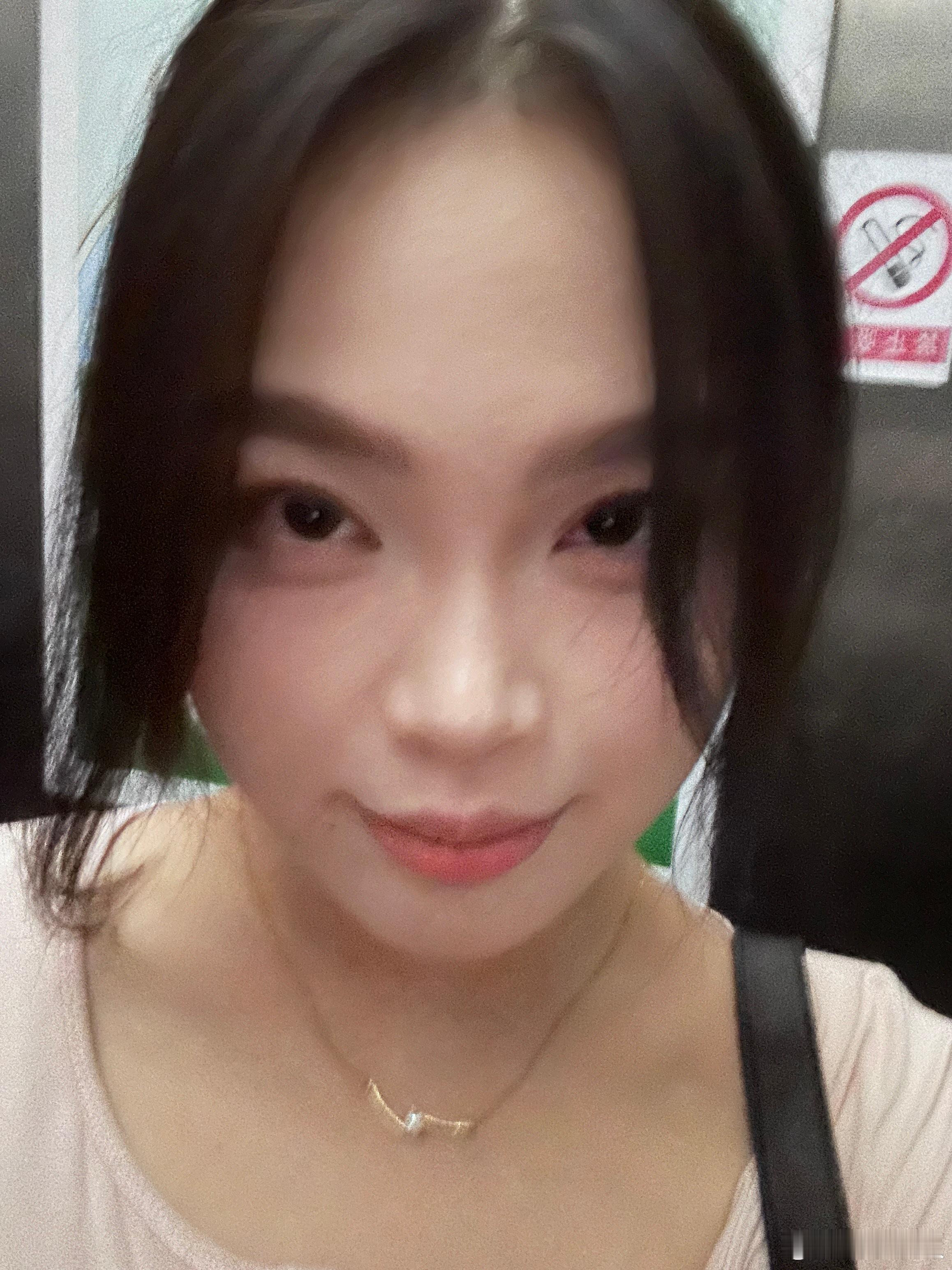黑色部分变小了感觉像女鬼  感觉还是带美瞳好？ ​​​