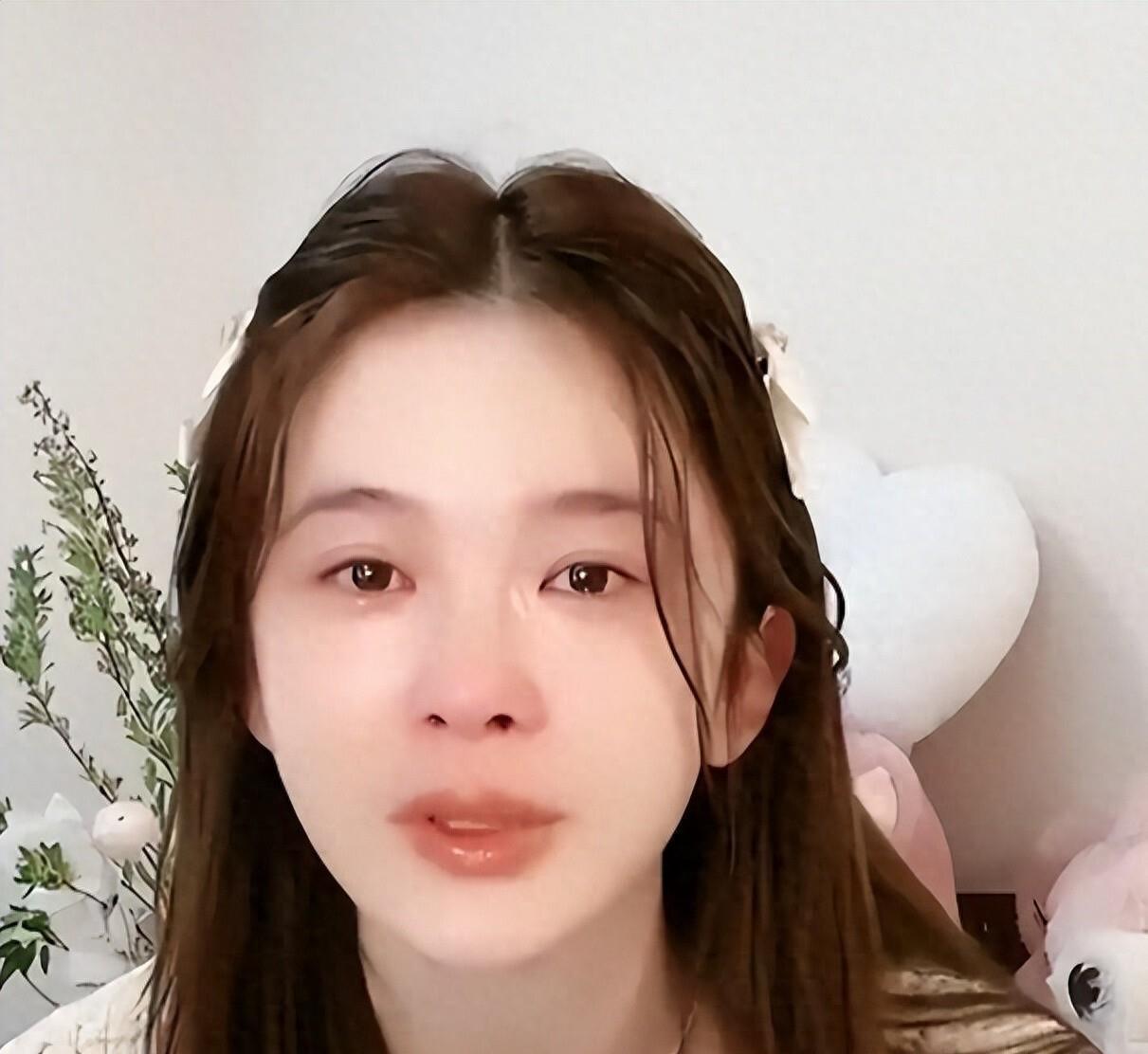 演员赵樱子直播崩溃：每月给父母3000生活费，海景别墅全款、代步车刷卡，可父母始