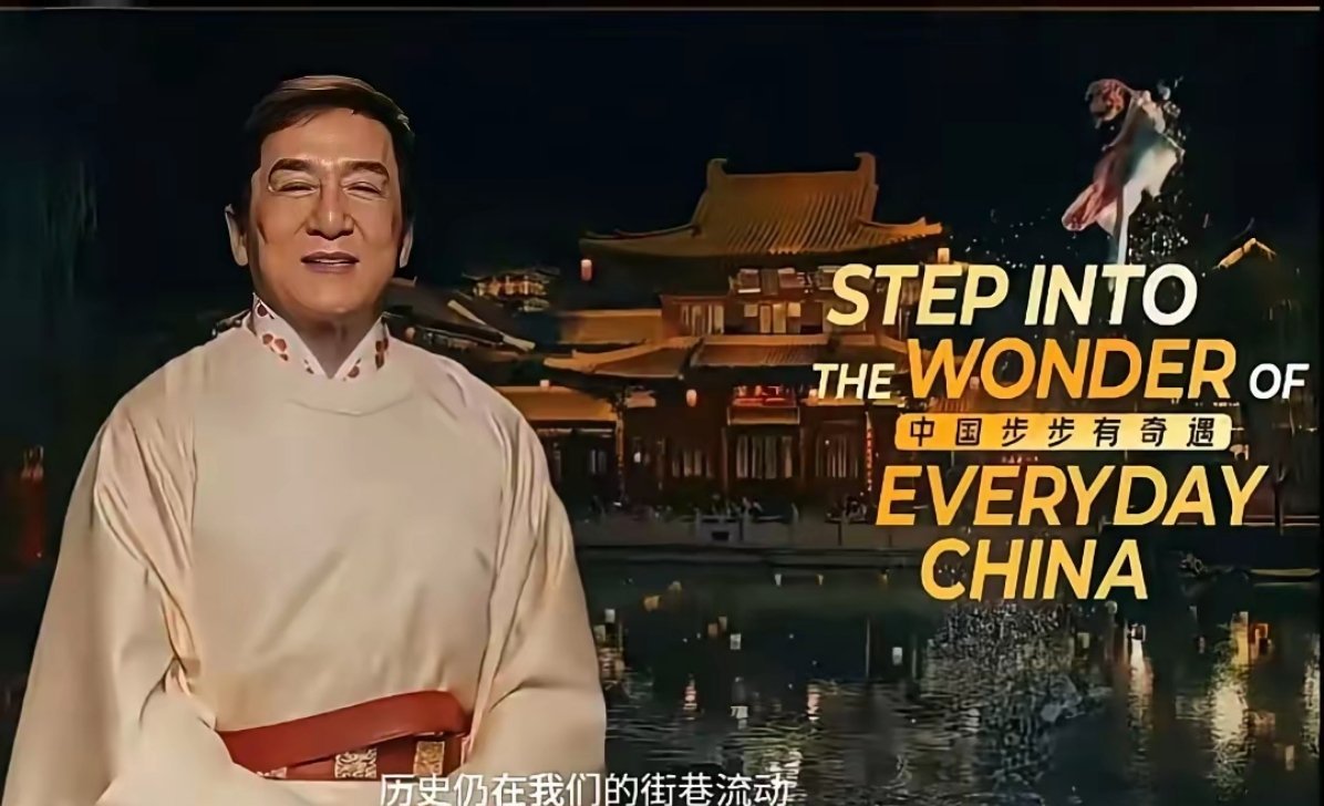 今年端午节，成龙穿汉服亮相。 