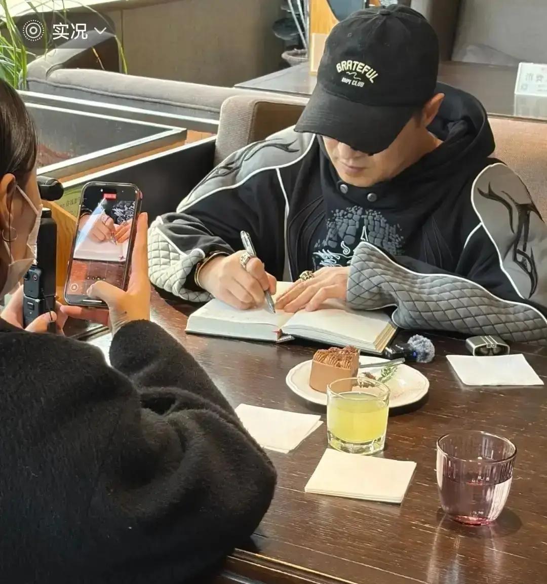 汪峰在17楼书店签下一本书，三天后暴涨120倍。
 
他推开目田书店的门，抽出《