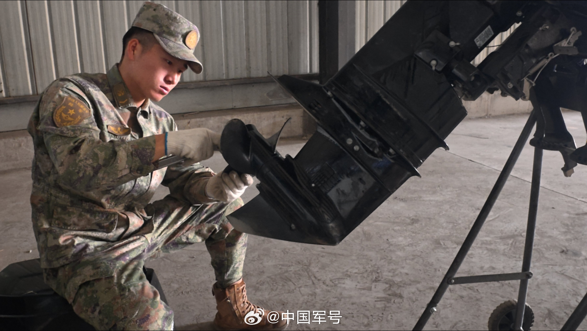 【换季保养确保装备时刻在线】近日，陆军第79集团军某旅为确保武器装备保持良好性能