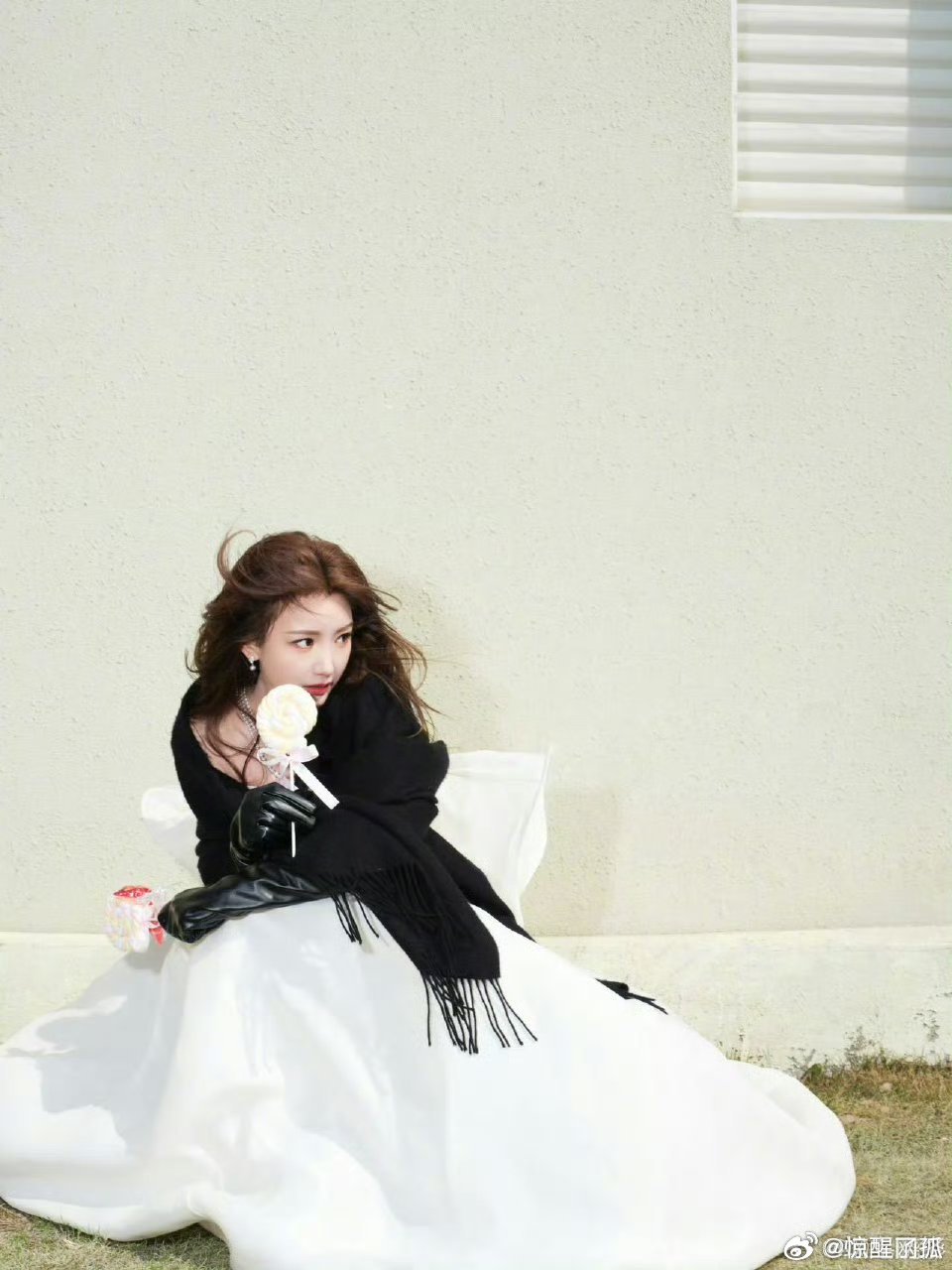 毛晓彤抹胸白裙 谁懂毛晓彤这种又温婉又灵动的感觉，抹胸白裙衬得她身姿轻盈，手托超