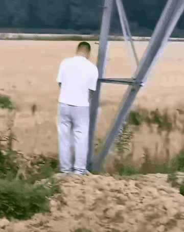 一泡尿要了一条命，这么大的地方，哪不能尿，非要跑到高压架下去解手，不要看旁边种的