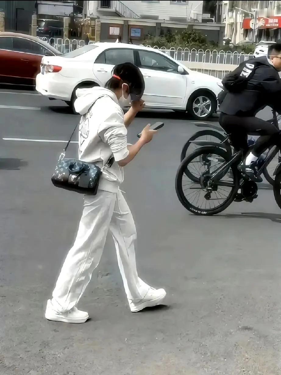 走路玩手机确实是十分危险的行为。行走时注意力被手机屏幕占据，人的视觉、反应能力大