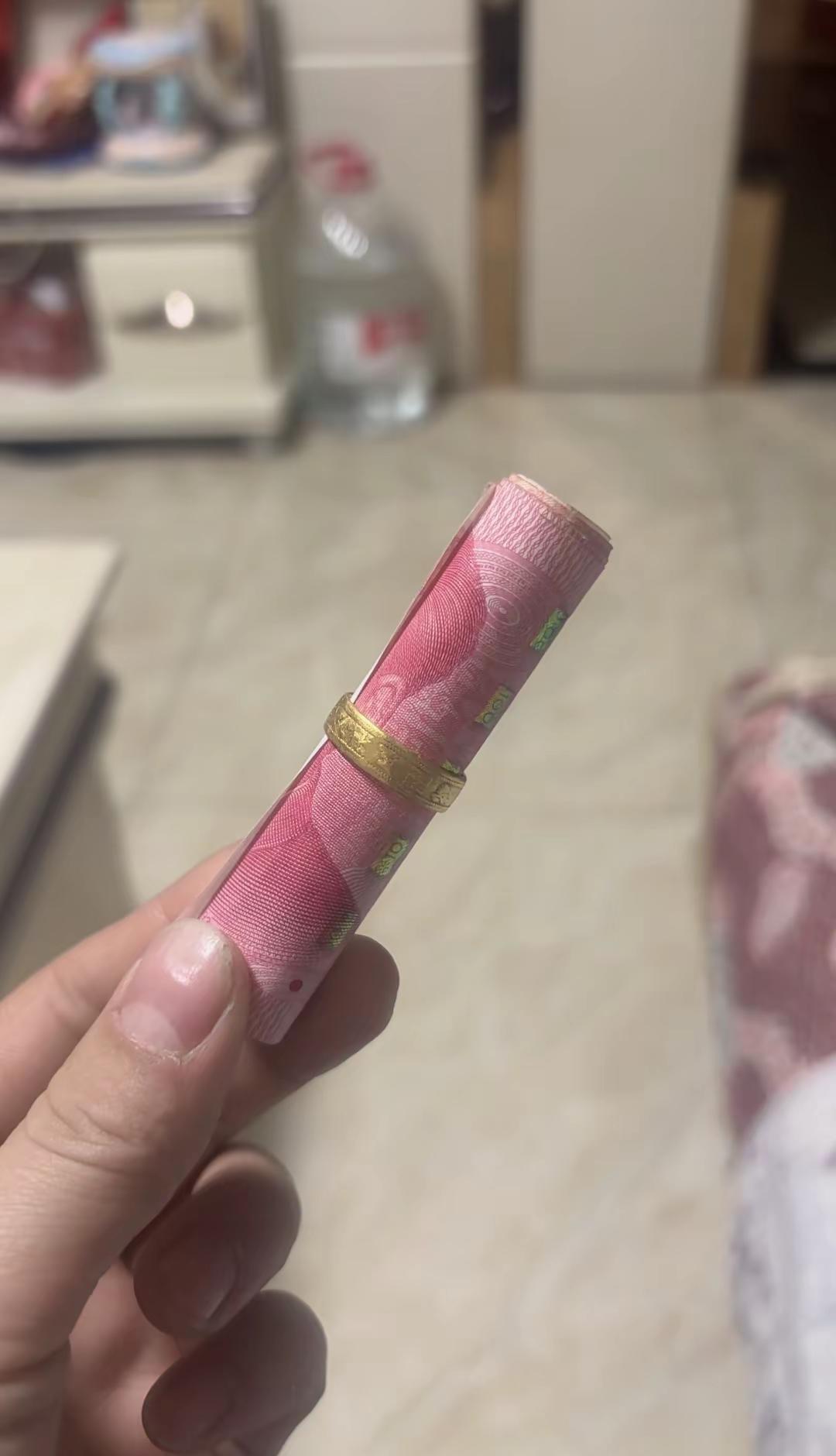 今年好好干，争取买条碎花裙，也好感受哈Polo衫的深情，别人用戒指套住了爱情，我