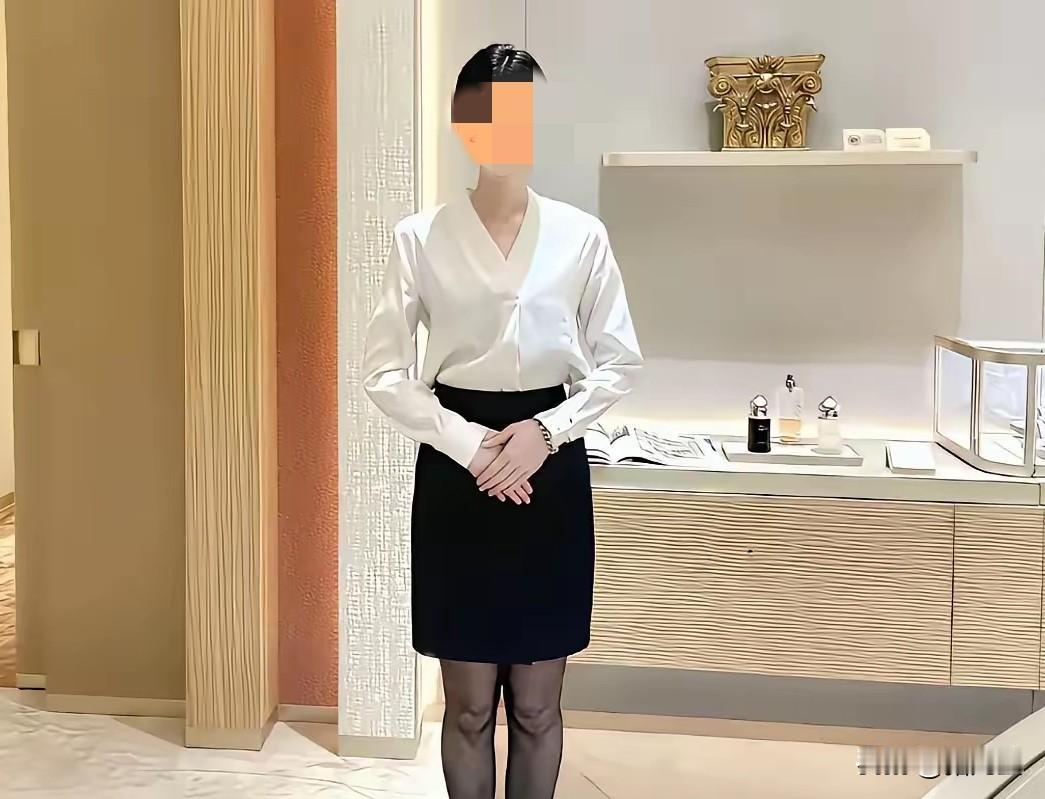 3岁珠宝副店长的“双面人生”也太颠覆了！ 已婚俩娃的付婷婷
 台前是穿职业装、笑