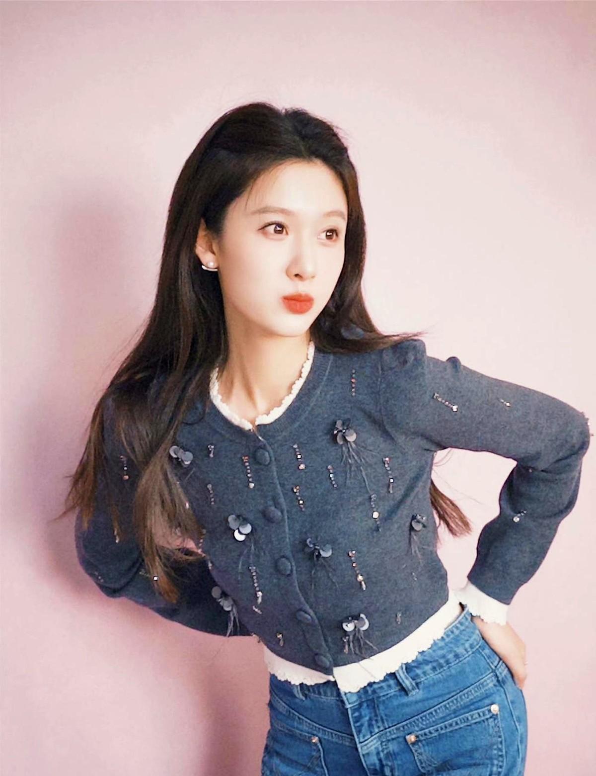 古装剧里戴满金钗银饰才算贵女？
《大生意人》直接把这套“炫富逻辑”砸得稀碎——廖