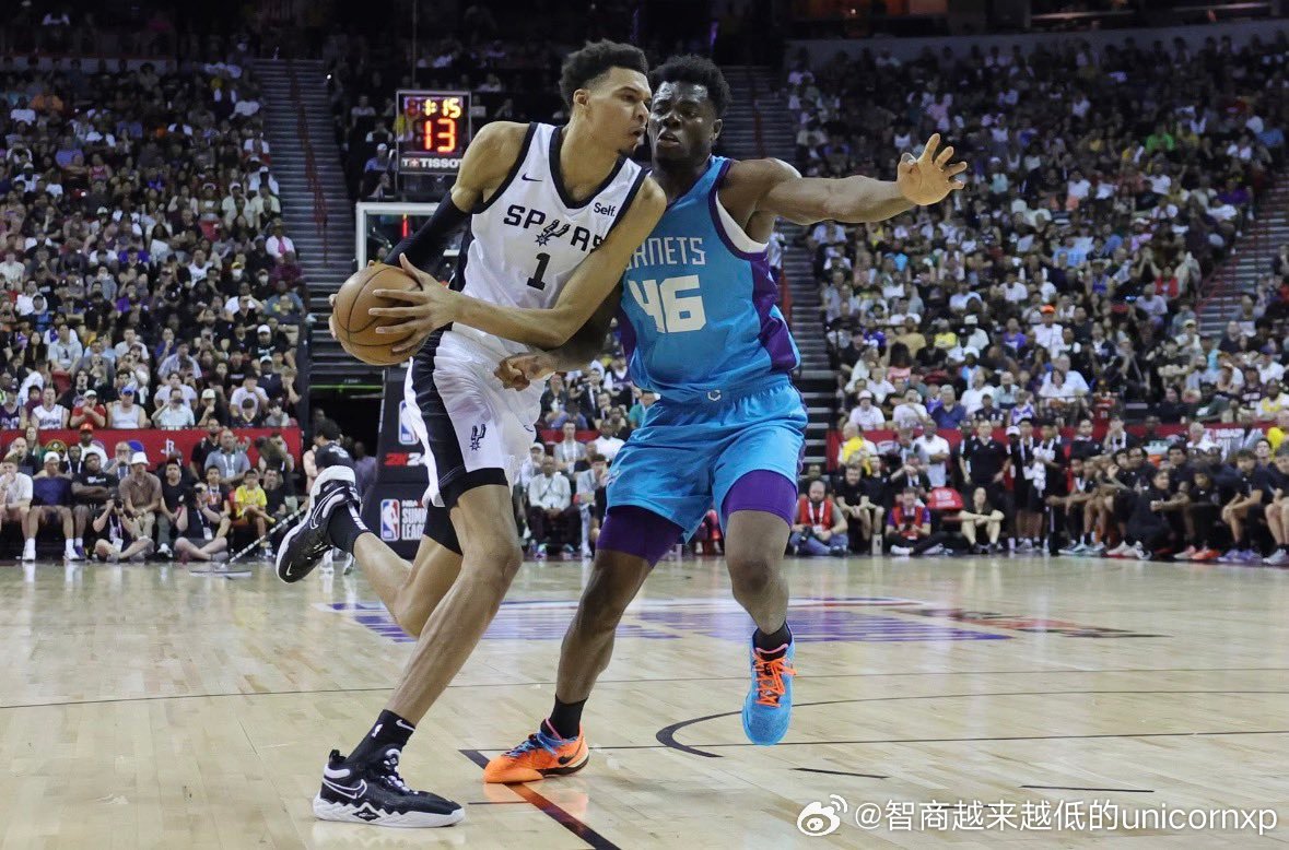 我了个天！我还以为今天是四月一日，NBA球员可以打NCAA了!21岁的James